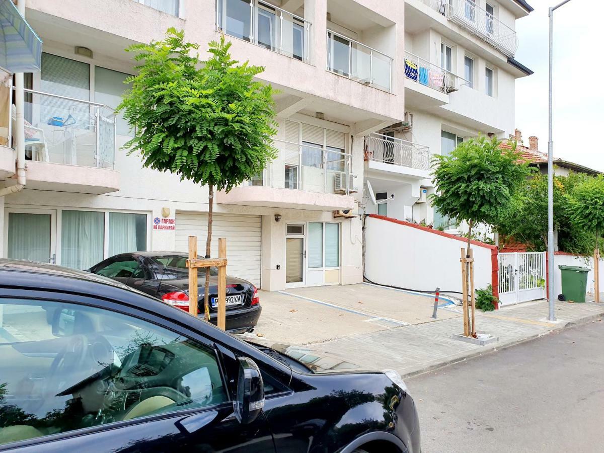 Treti Mart North Apartment Primorsko Exterior photo